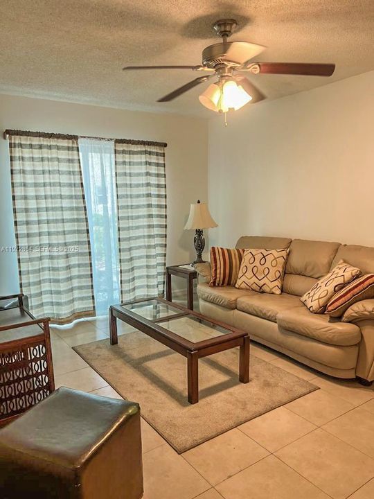 For Rent: $1,800 (2 beds, 1 baths, 870 Square Feet)