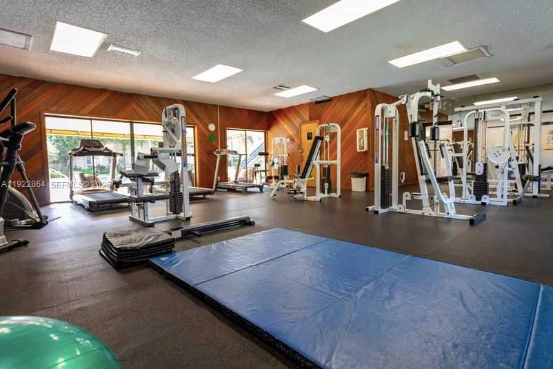 For Rent: $1,800 (2 beds, 1 baths, 870 Square Feet)