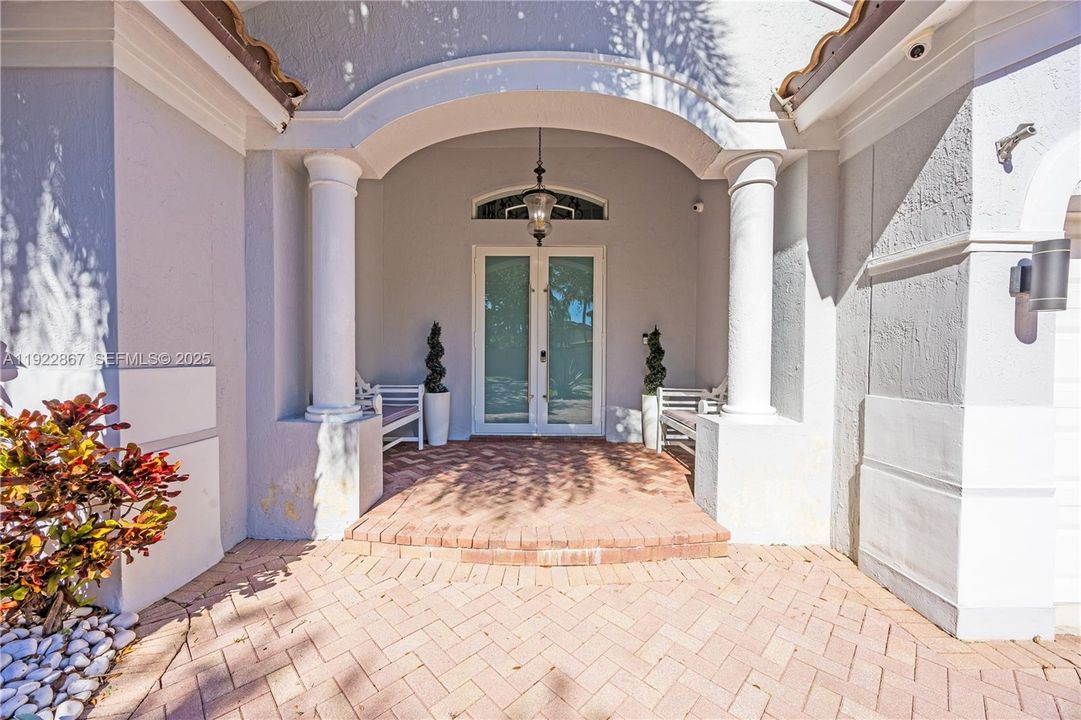 En Venta: $999,000 (5 camas, 4 baños, 2747 Pies cuadrados)