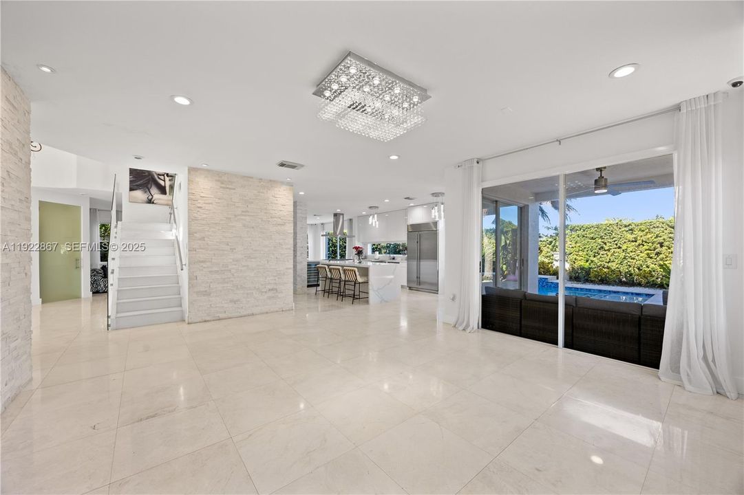 En Venta: $999,000 (5 camas, 4 baños, 2747 Pies cuadrados)