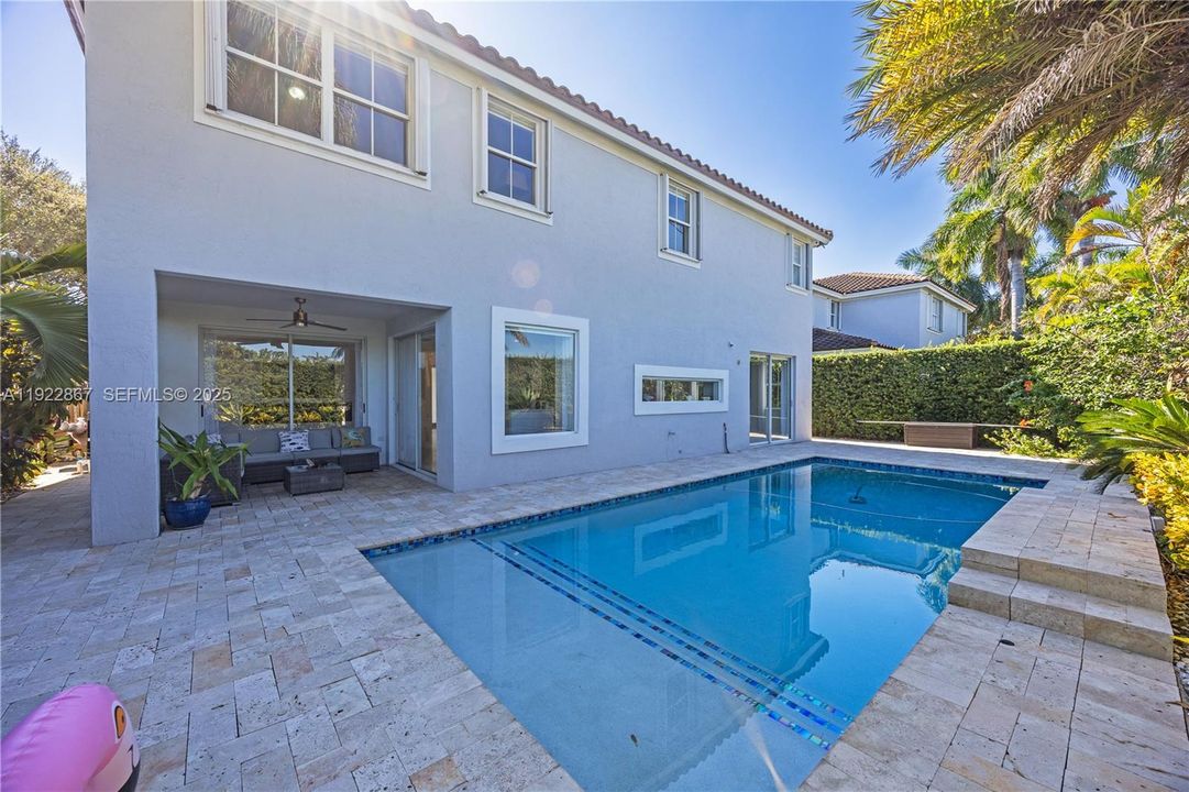 En Venta: $999,000 (5 camas, 4 baños, 2747 Pies cuadrados)