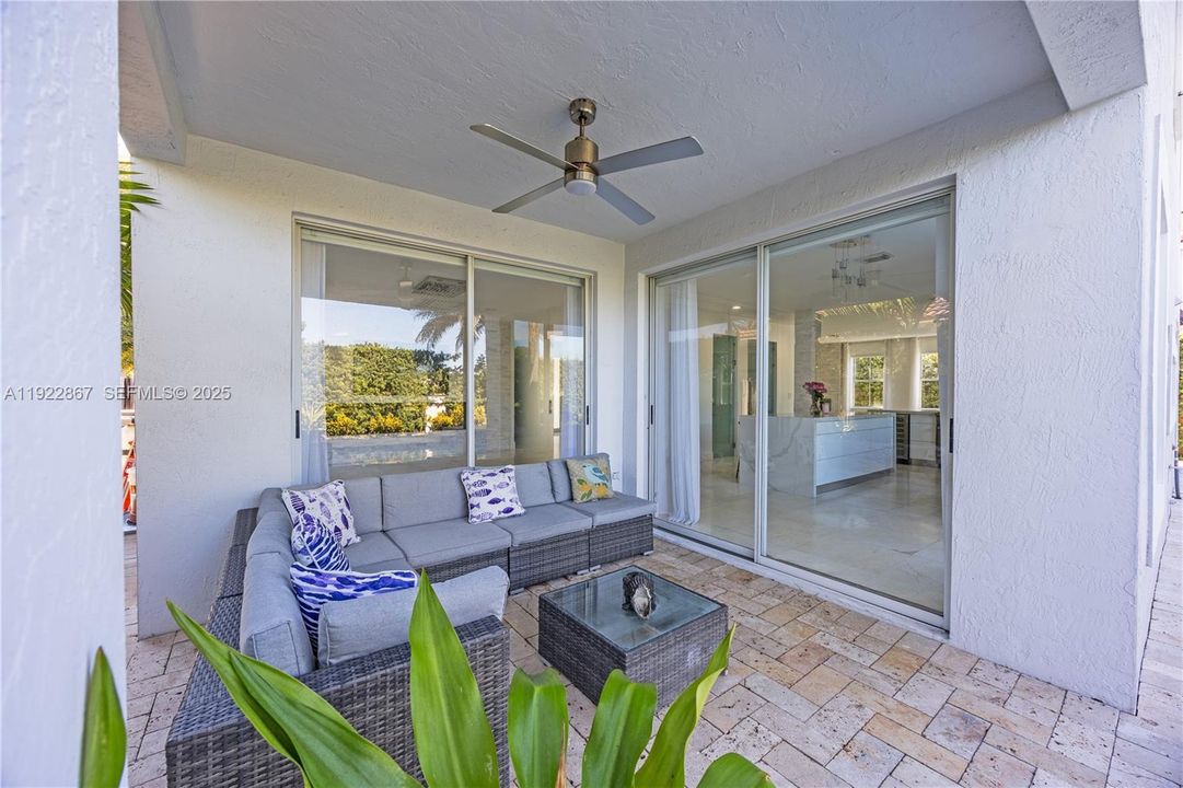 En Venta: $999,000 (5 camas, 4 baños, 2747 Pies cuadrados)