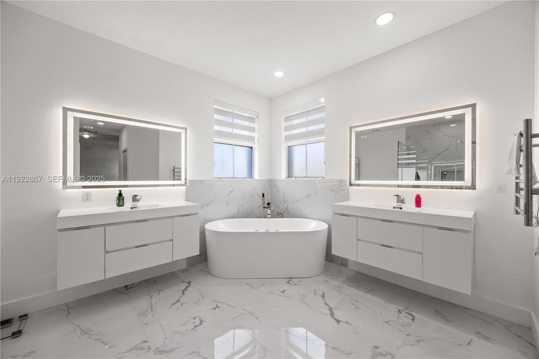 En Venta: $999,000 (5 camas, 4 baños, 2747 Pies cuadrados)