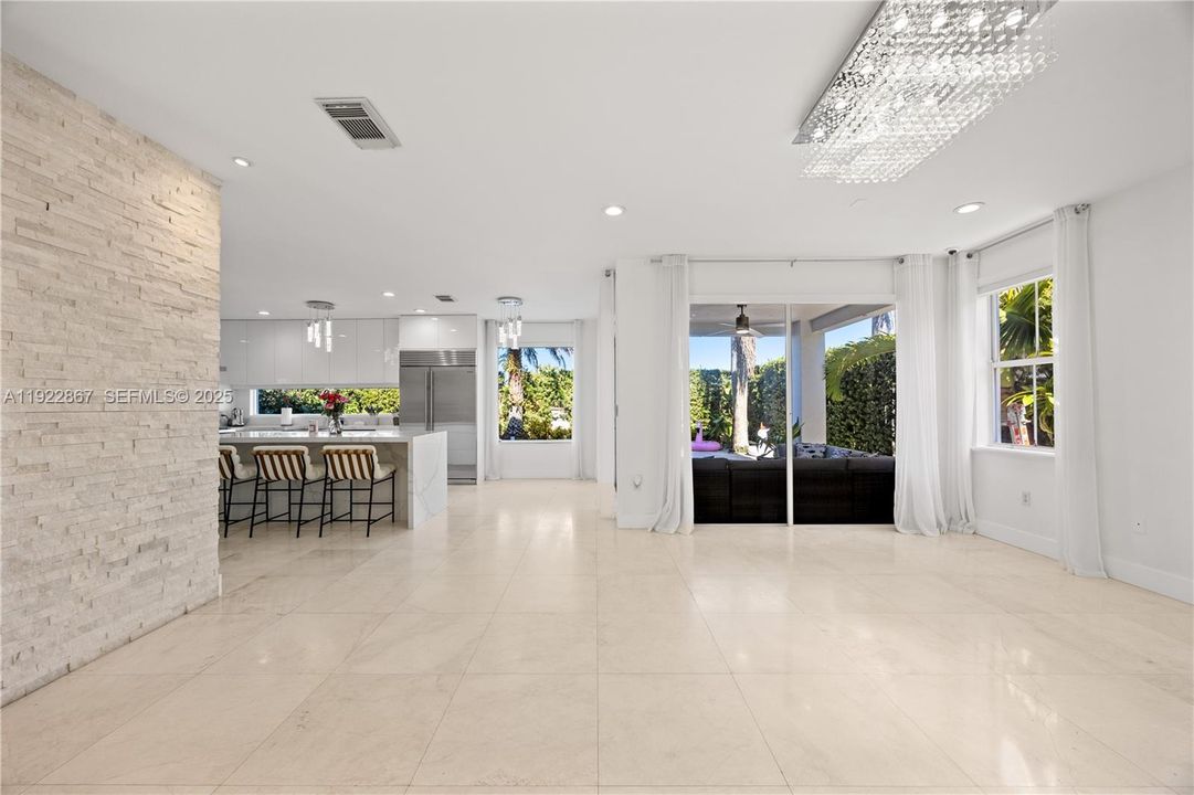 En Venta: $999,000 (5 camas, 4 baños, 2747 Pies cuadrados)