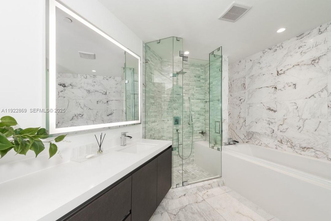 Под контрактом: $5,400 (2 спален, 2 ванн, 1244 Квадратных фут)