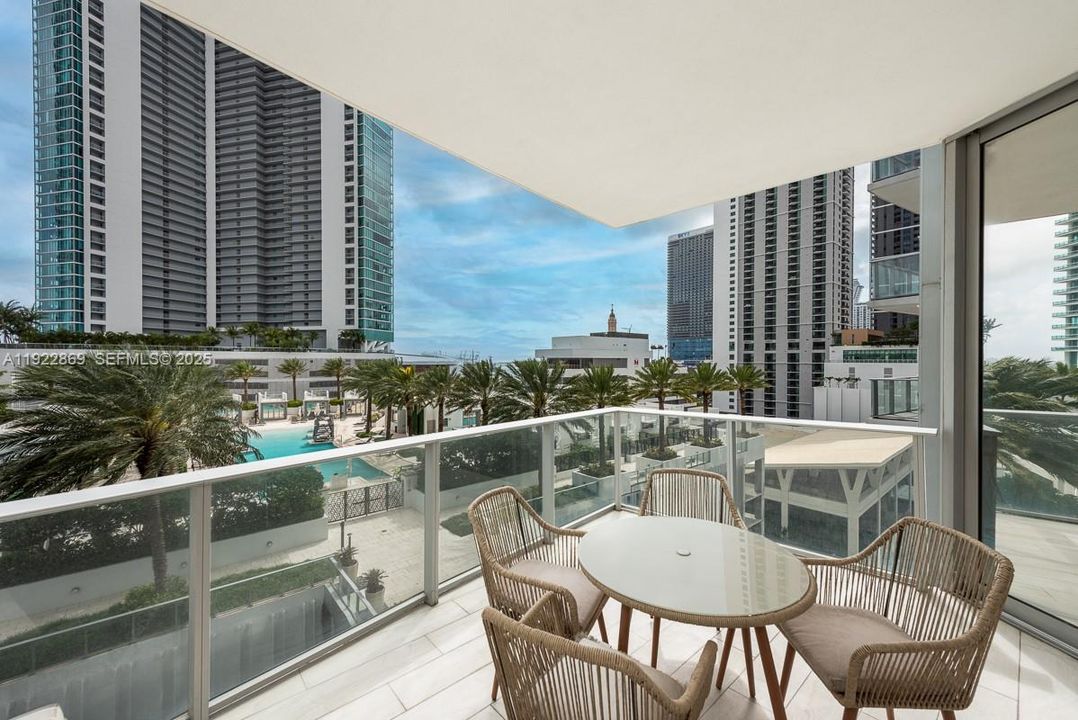 Под контрактом: $5,400 (2 спален, 2 ванн, 1244 Квадратных фут)