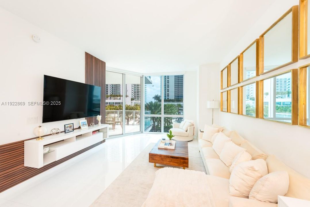 Под контрактом: $5,400 (2 спален, 2 ванн, 1244 Квадратных фут)