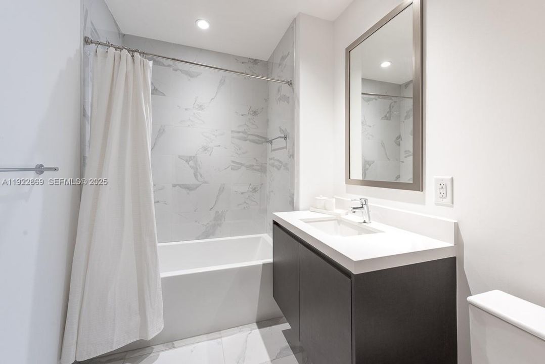 Под контрактом: $5,400 (2 спален, 2 ванн, 1244 Квадратных фут)