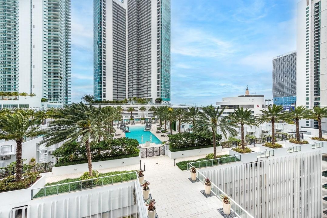 Под контрактом: $5,400 (2 спален, 2 ванн, 1244 Квадратных фут)