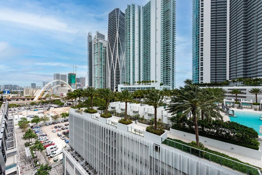 Под контрактом: $5,400 (2 спален, 2 ванн, 1244 Квадратных фут)