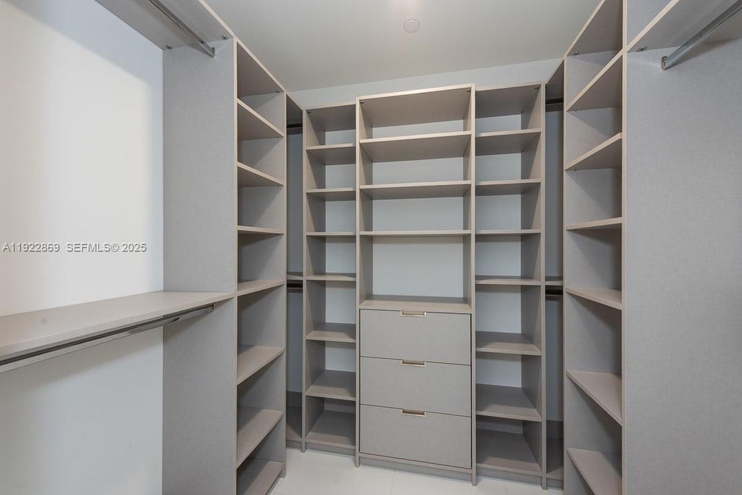 Под контрактом: $5,400 (2 спален, 2 ванн, 1244 Квадратных фут)