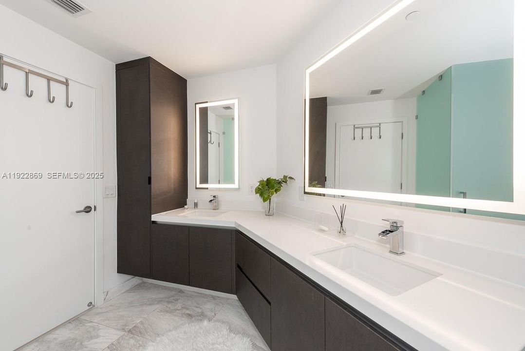 Под контрактом: $5,400 (2 спален, 2 ванн, 1244 Квадратных фут)