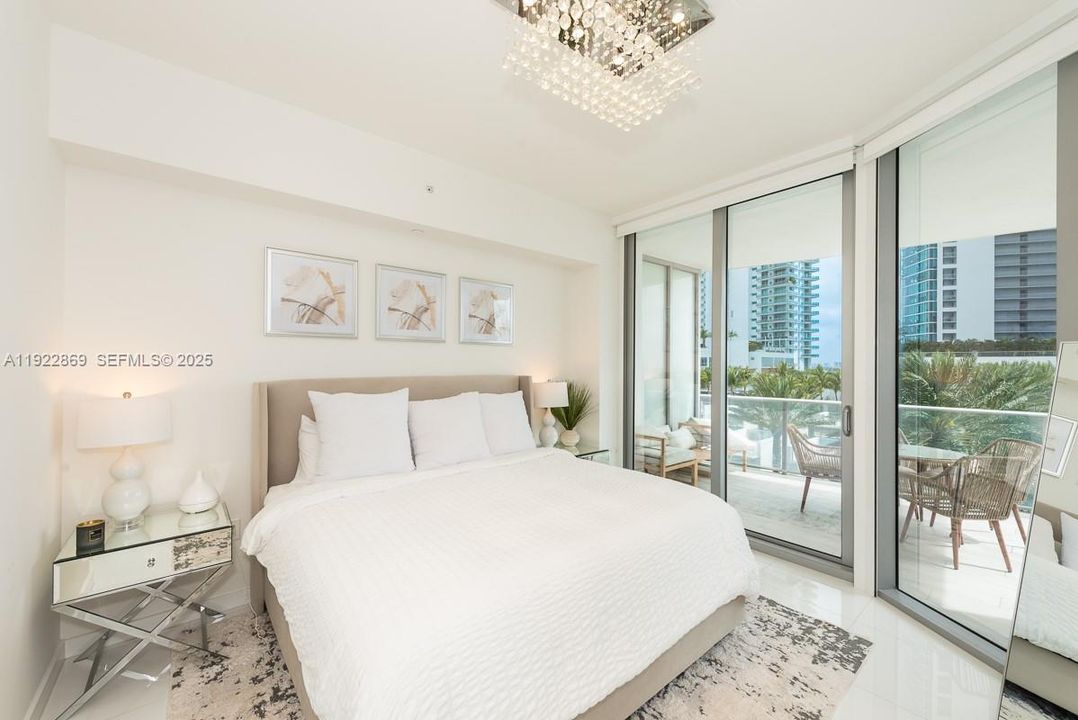 Под контрактом: $5,400 (2 спален, 2 ванн, 1244 Квадратных фут)