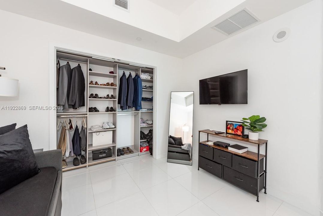 Под контрактом: $5,400 (2 спален, 2 ванн, 1244 Квадратных фут)