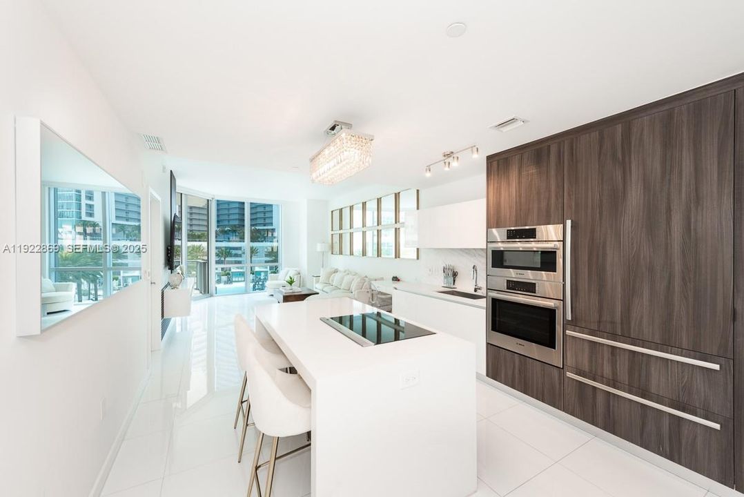 Под контрактом: $5,400 (2 спален, 2 ванн, 1244 Квадратных фут)