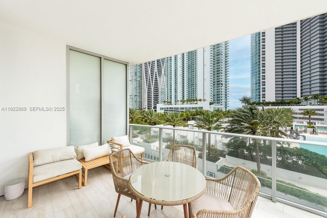 Под контрактом: $5,400 (2 спален, 2 ванн, 1244 Квадратных фут)