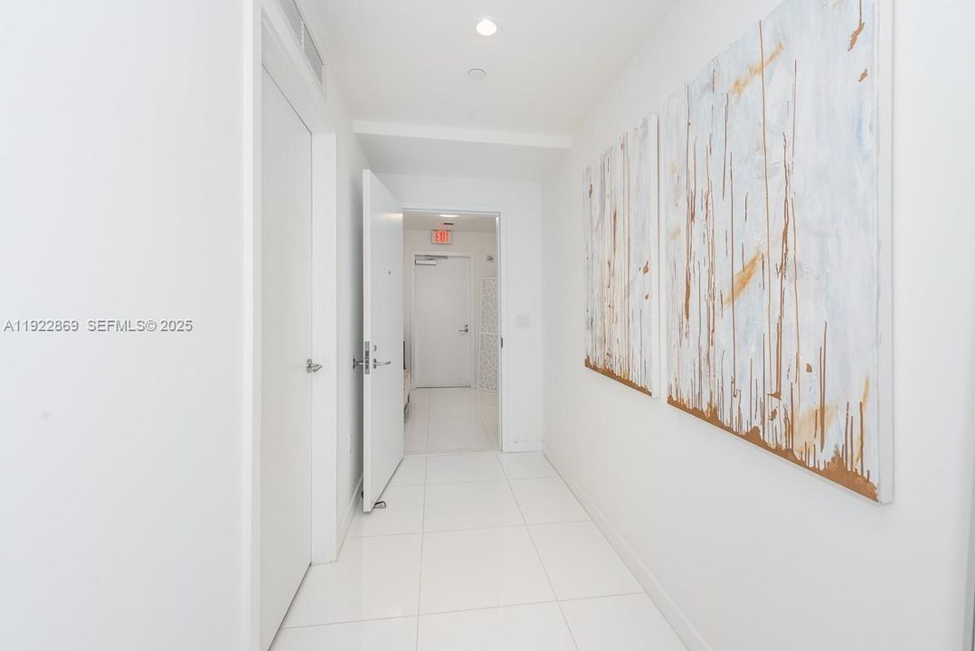 Под контрактом: $5,400 (2 спален, 2 ванн, 1244 Квадратных фут)