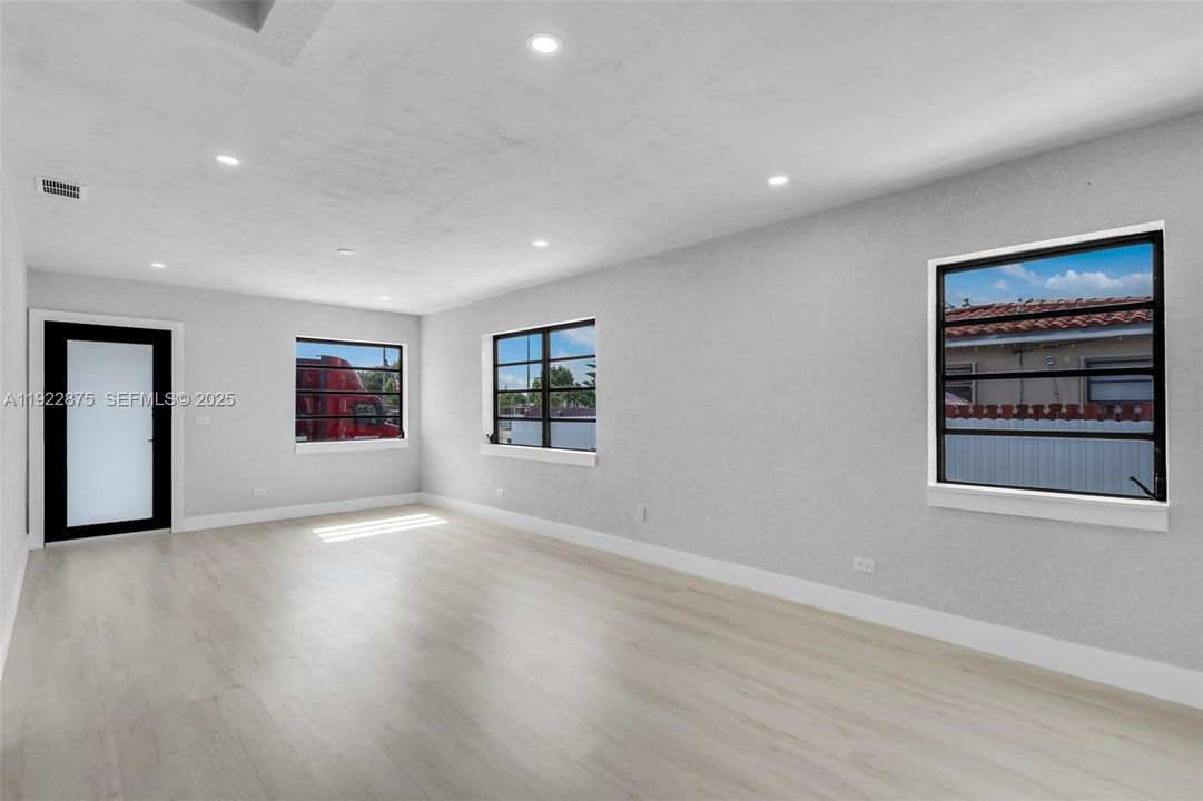 For Sale: $539,000 (3 beds, 1 baths, 1403 Square Feet)