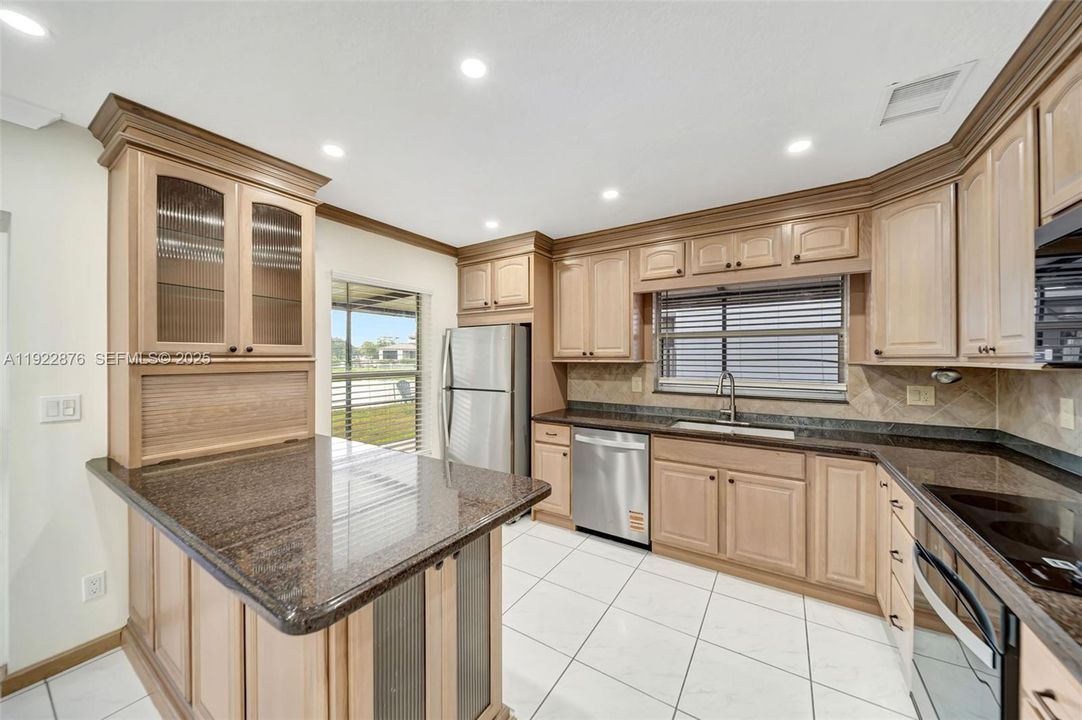 En Venta: $490,000 (3 camas, 2 baños, 1986 Pies cuadrados)