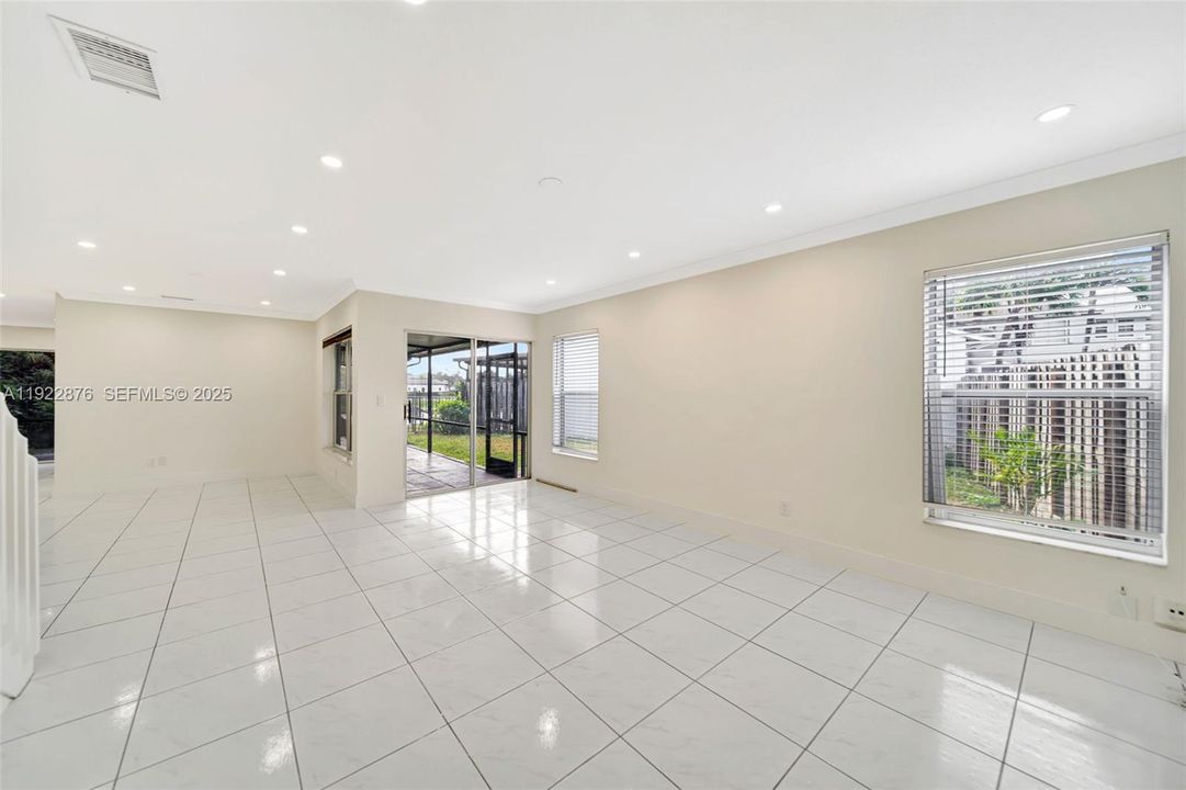 En Venta: $490,000 (3 camas, 2 baños, 1986 Pies cuadrados)