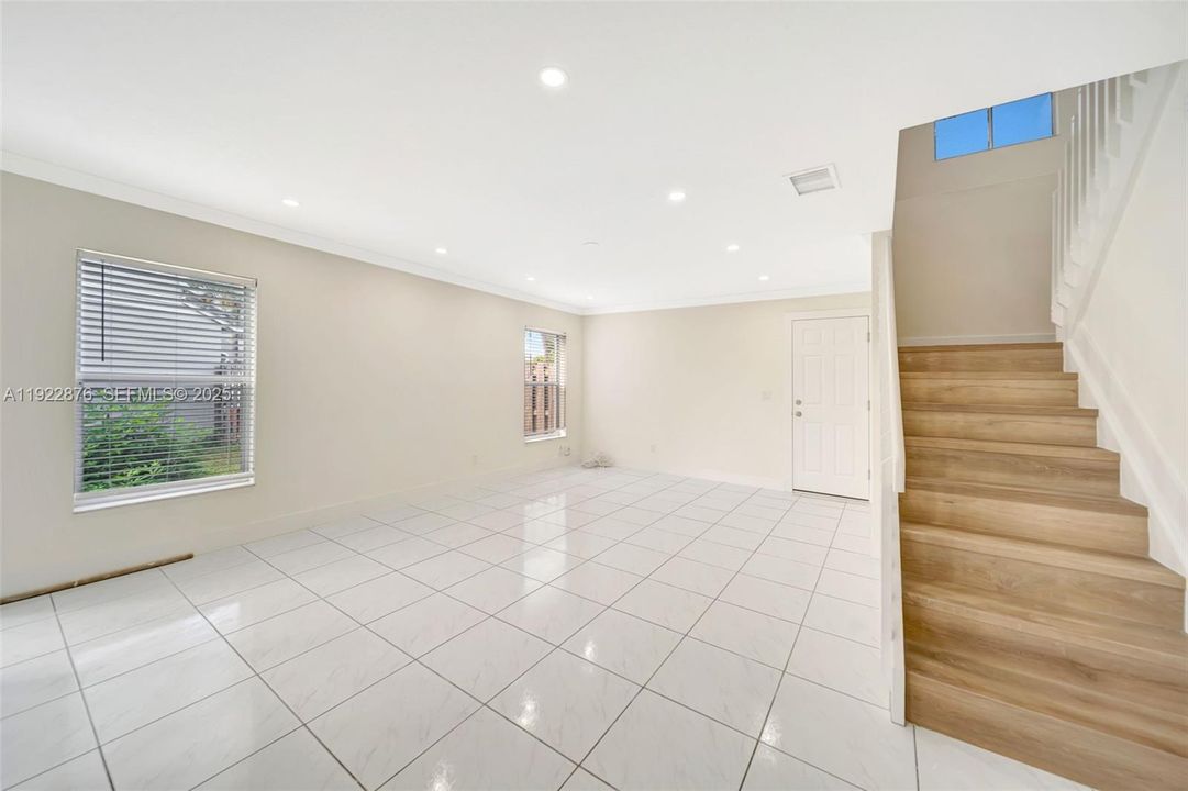 En Venta: $490,000 (3 camas, 2 baños, 1986 Pies cuadrados)