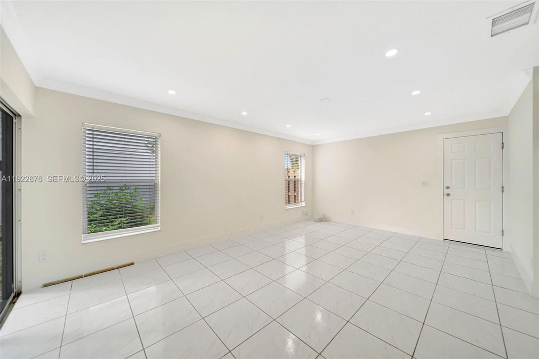 En Venta: $490,000 (3 camas, 2 baños, 1986 Pies cuadrados)