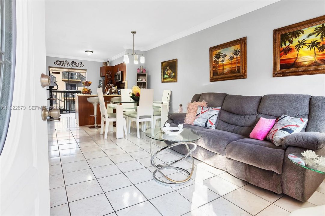 待售: $235,000 (2 贝兹, 2 浴室, 812 平方英尺)