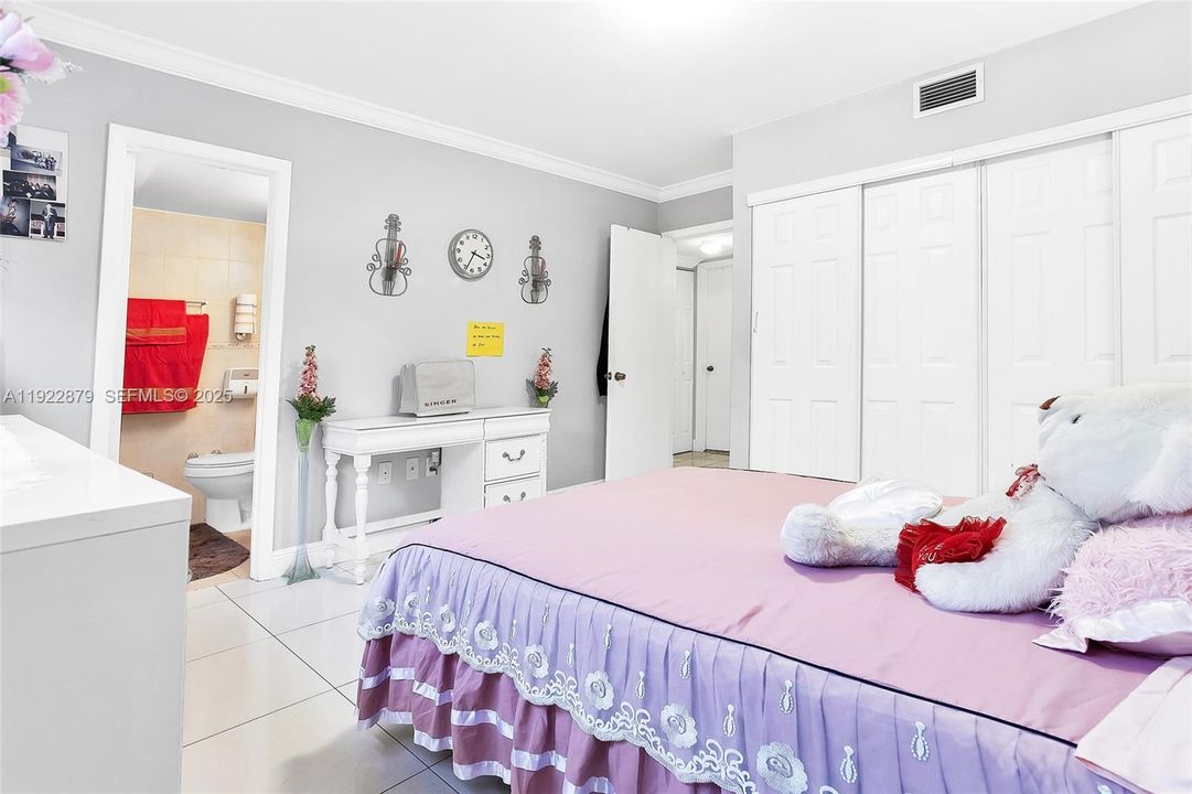 待售: $235,000 (2 贝兹, 2 浴室, 812 平方英尺)