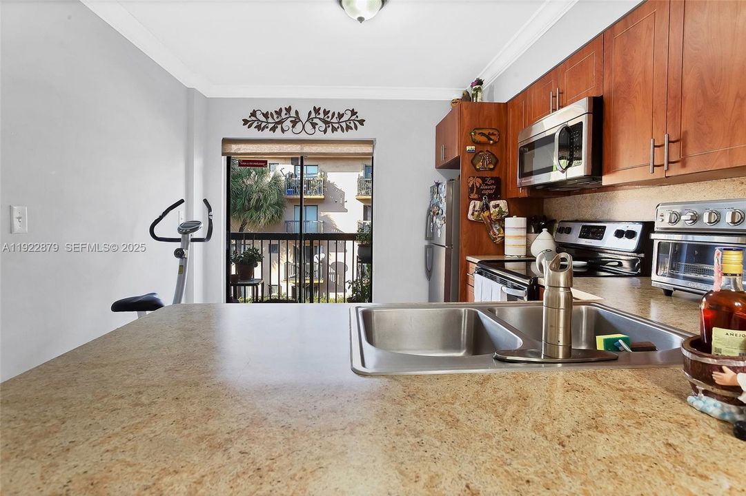 待售: $235,000 (2 贝兹, 2 浴室, 812 平方英尺)