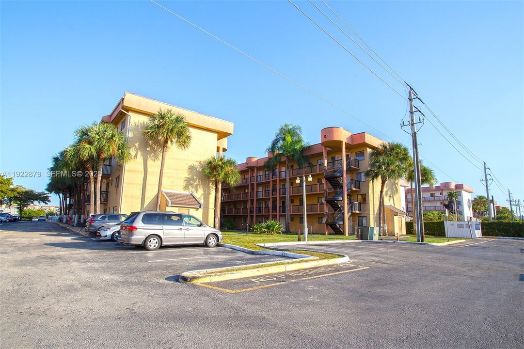 待售: $235,000 (2 贝兹, 2 浴室, 812 平方英尺)