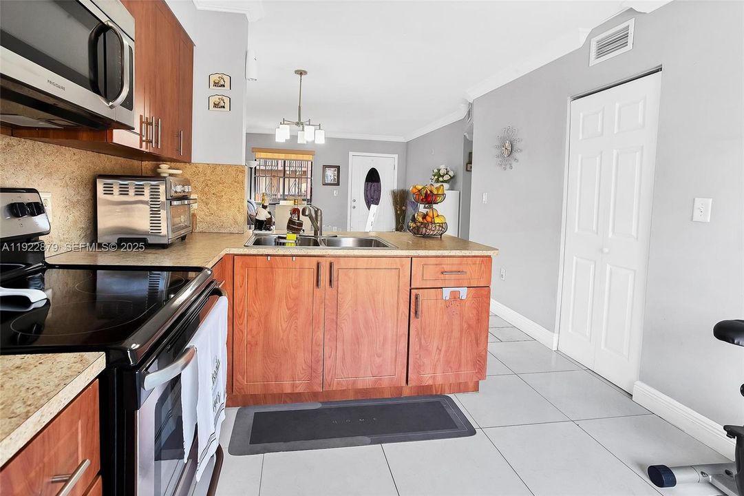 待售: $235,000 (2 贝兹, 2 浴室, 812 平方英尺)