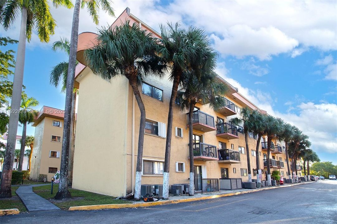 待售: $235,000 (2 贝兹, 2 浴室, 812 平方英尺)