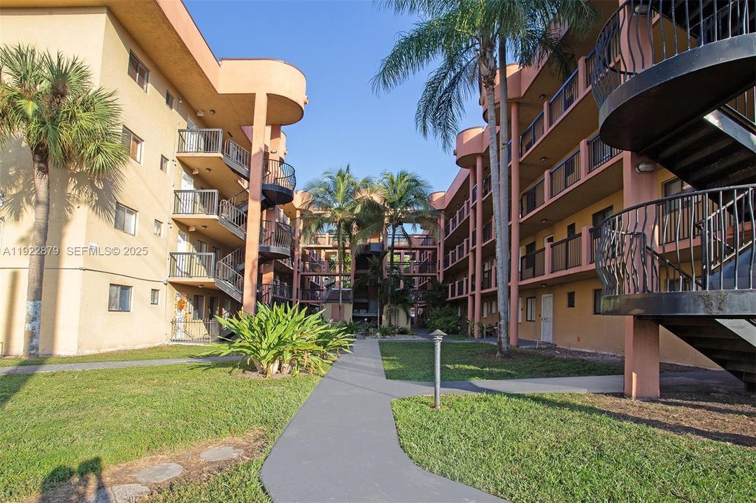 待售: $235,000 (2 贝兹, 2 浴室, 812 平方英尺)