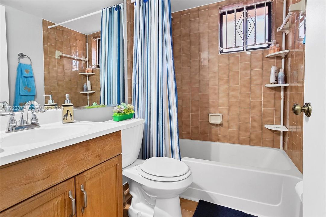 待售: $235,000 (2 贝兹, 2 浴室, 812 平方英尺)