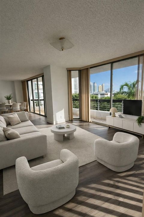 合同活跃: $298,000 (2 贝兹, 2 浴室, 1361 平方英尺)