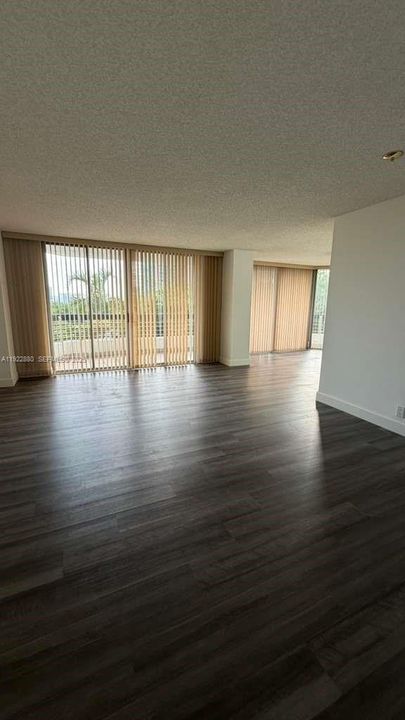 合同活跃: $298,000 (2 贝兹, 2 浴室, 1361 平方英尺)