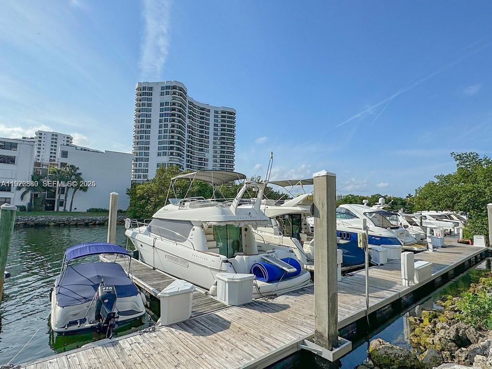 合同活跃: $298,000 (2 贝兹, 2 浴室, 1361 平方英尺)