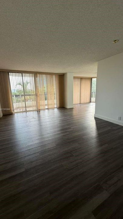 合同活跃: $298,000 (2 贝兹, 2 浴室, 1361 平方英尺)