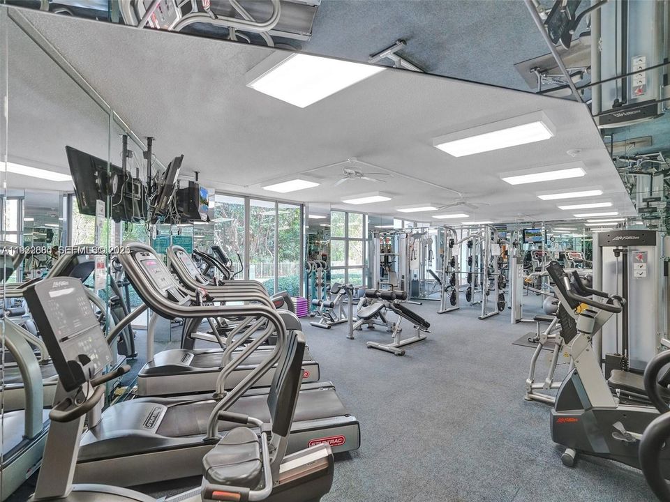 合同活跃: $298,000 (2 贝兹, 2 浴室, 1361 平方英尺)