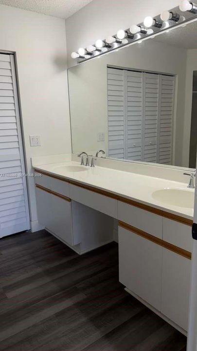 合同活跃: $298,000 (2 贝兹, 2 浴室, 1361 平方英尺)