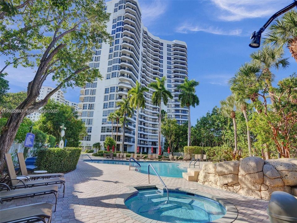 合同活跃: $298,000 (2 贝兹, 2 浴室, 1361 平方英尺)