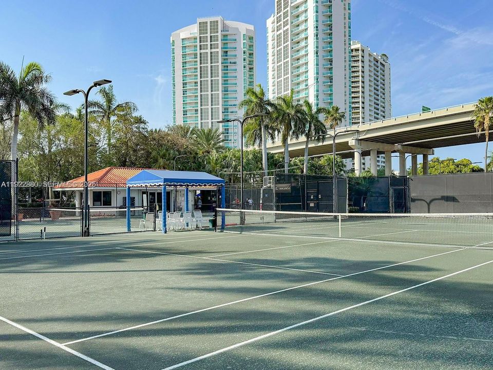 合同活跃: $298,000 (2 贝兹, 2 浴室, 1361 平方英尺)