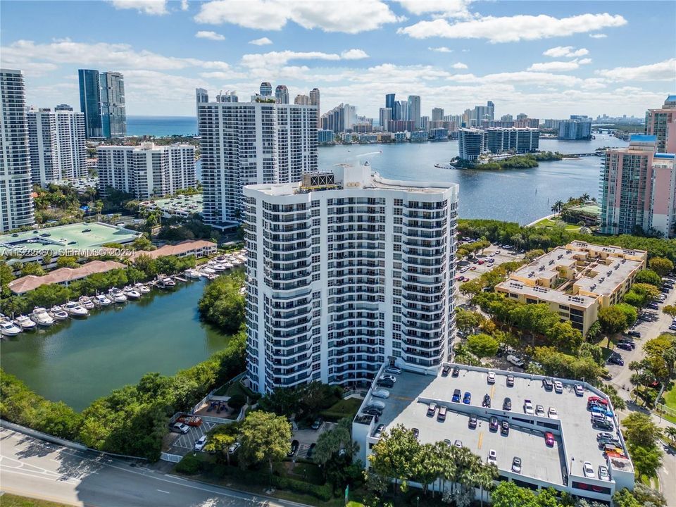 合同活跃: $298,000 (2 贝兹, 2 浴室, 1361 平方英尺)