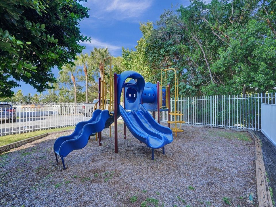 合同活跃: $298,000 (2 贝兹, 2 浴室, 1361 平方英尺)