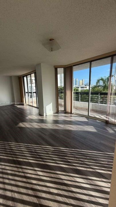 合同活跃: $298,000 (2 贝兹, 2 浴室, 1361 平方英尺)