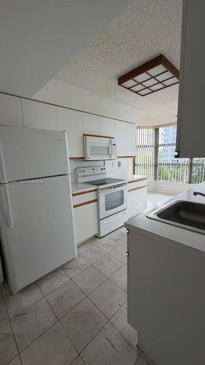 合同活跃: $298,000 (2 贝兹, 2 浴室, 1361 平方英尺)