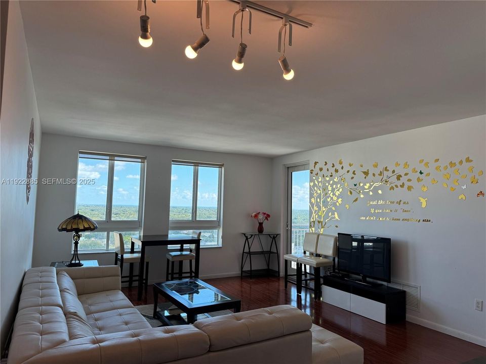 出租: $3,300 (3 贝兹, 2 浴室, 1428 平方英尺)