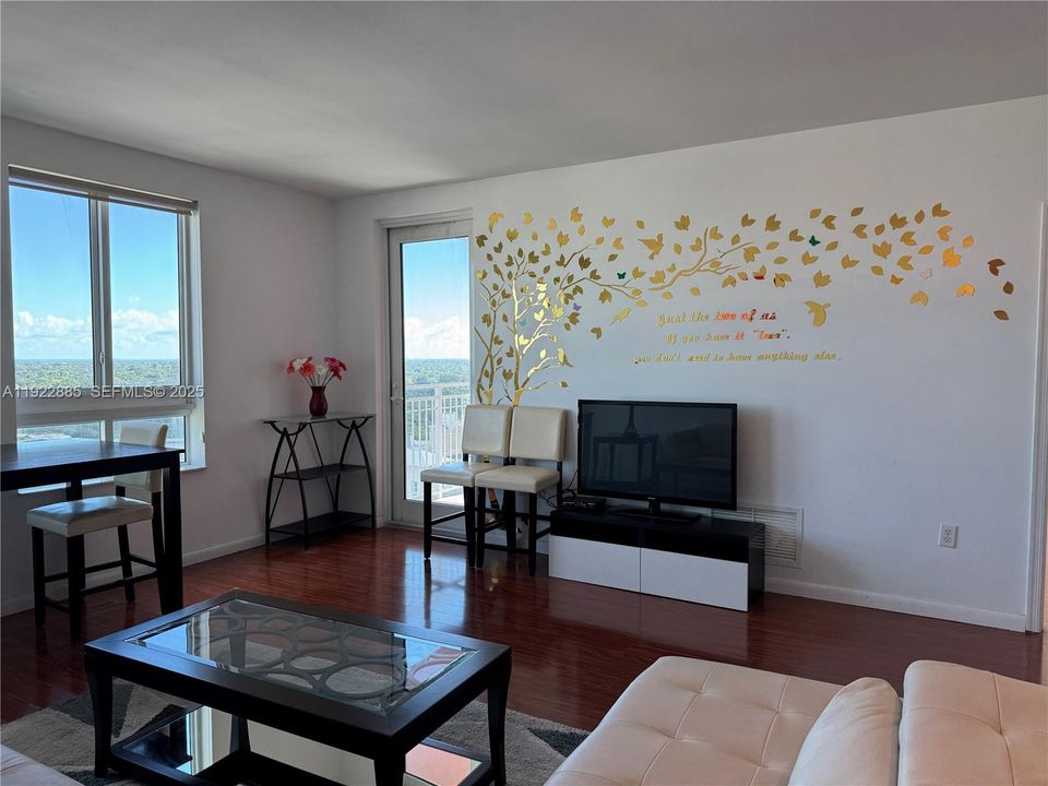 出租: $3,300 (3 贝兹, 2 浴室, 1428 平方英尺)