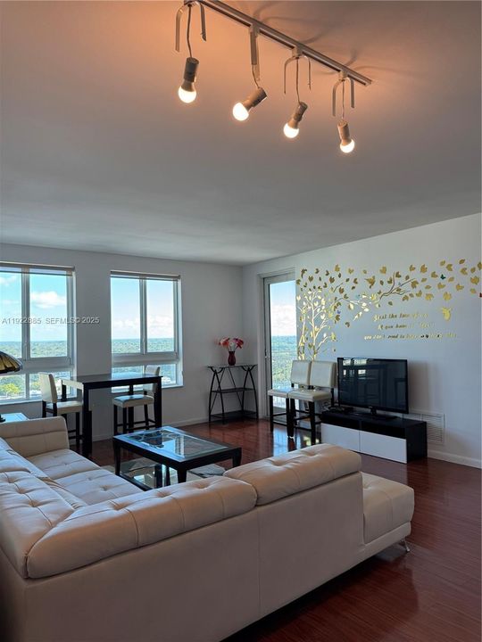 出租: $3,300 (3 贝兹, 2 浴室, 1428 平方英尺)