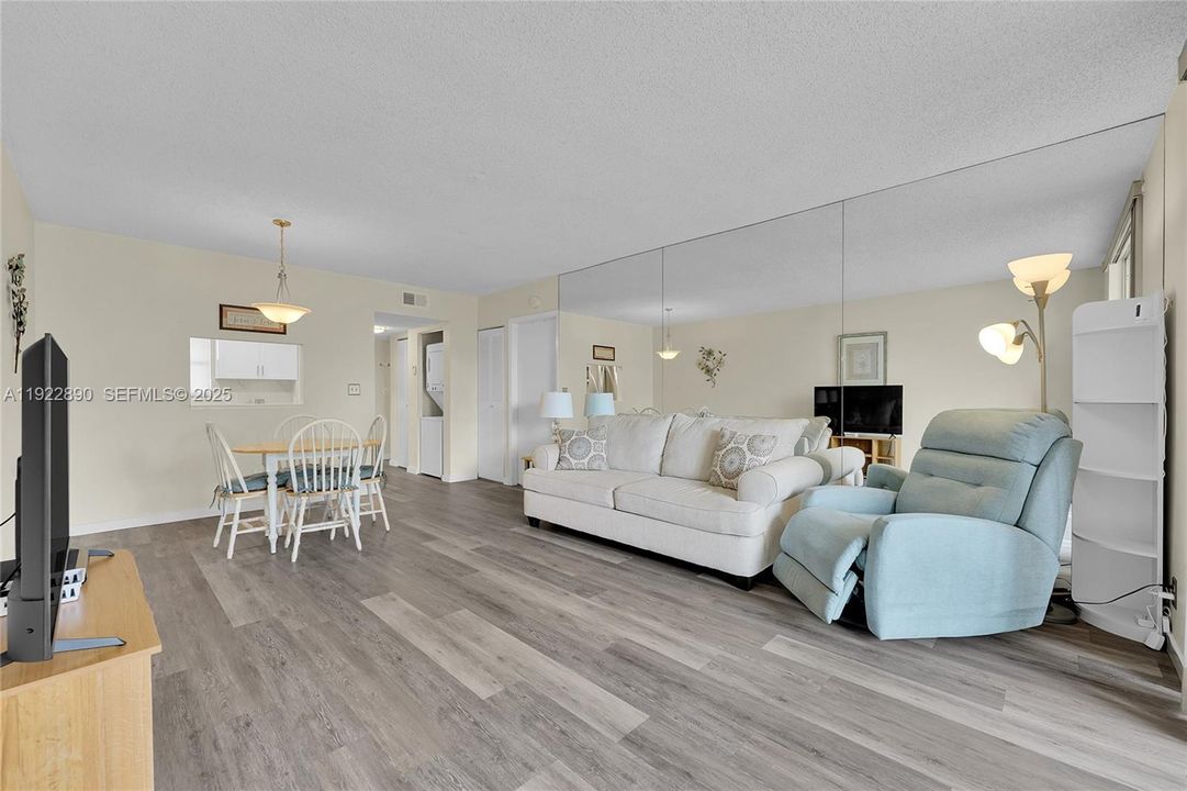 For Sale: $139,000 (1 beds, 1 baths, 720 Square Feet)